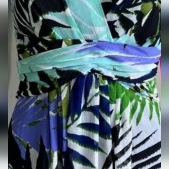Vince Camuto Maxi in Leaf Print Surplice Deep V-neck Chiffon Dress - Picture 3 of 13